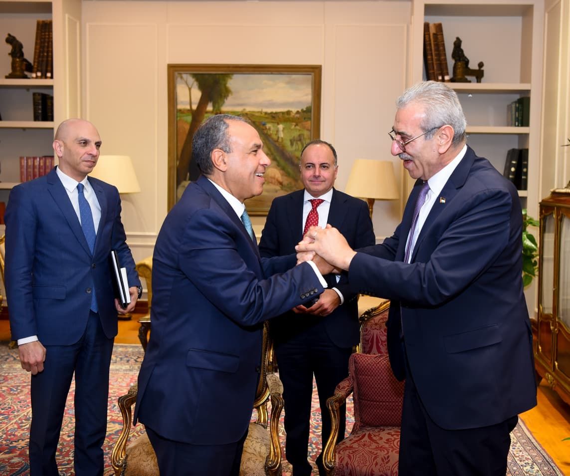 وزير الخارجية يستقبل رئيس اللجنة الوطنية لإدارة غزة ويؤكد دعم مصر الكامل للجنة