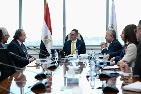 الخطيب: نسعى لتعزيز صناعة الملابس الجاهزة وجعل مصر مركزا للاستثمار