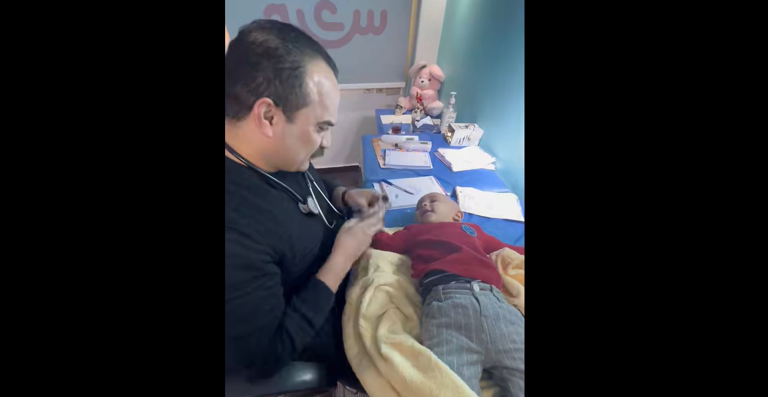 طبيب يمازح رضيع أثناء الكشف الطبي ويخطف قلوب...