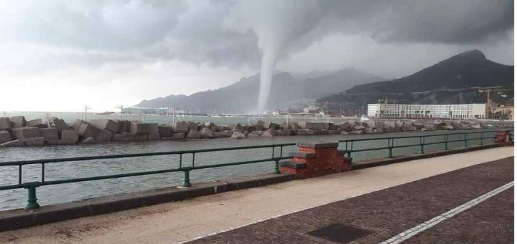 إعصار هاري يجتاح إيطاليا ويسبب أضرار جسيمة.. والسلطات...