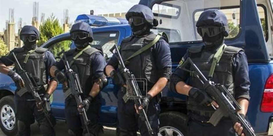 ضبط ترسانة أسلحة ومخدرات و31 متهما داخل مقابر حلوان بعد تداول فيديو مثير