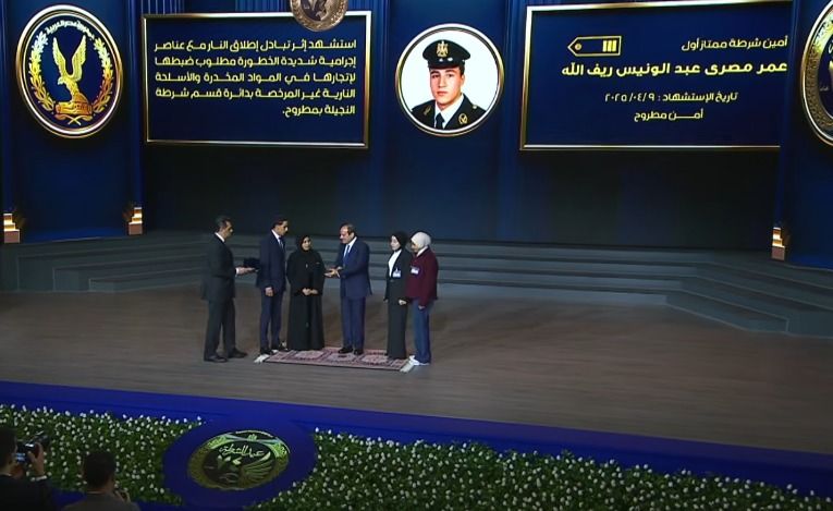 الرئيس السيسي يكرم عدداً من أسماء شهداء الشرطة خلال الاحتفال بالذكرى الـ 74 لعيد الشرطة (صور)