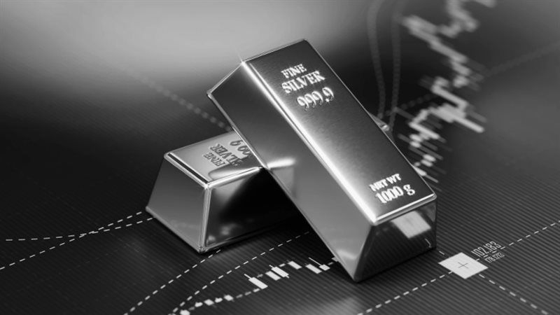 الفضة تكسر حاجز 100 دولار للمرة الأولى في تاريخها