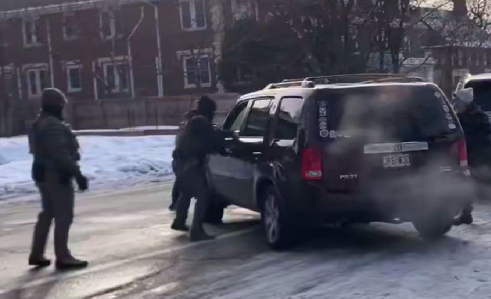 رصاص الأمن الفيدرالي يتسبب في وفاة ممرض ويثير...