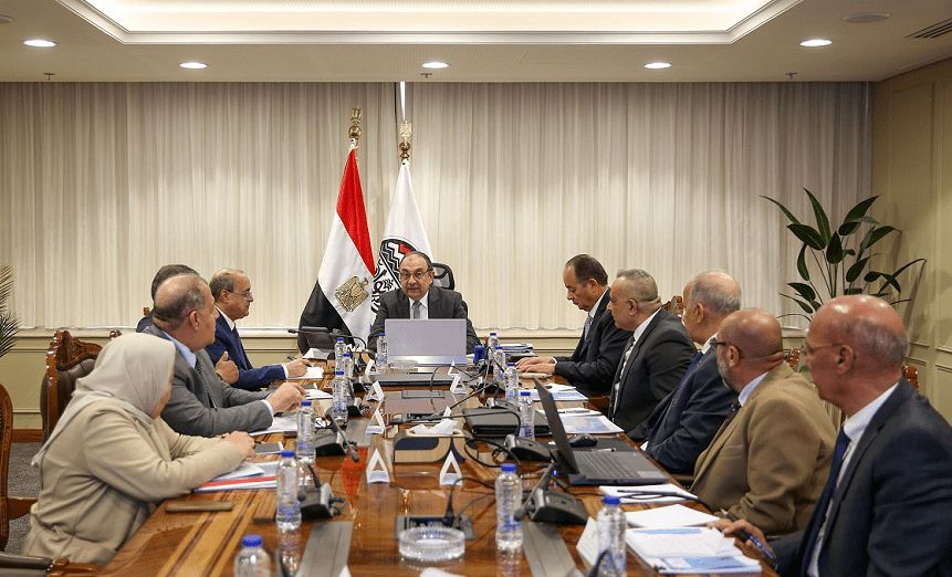 وزير قطاع الأعمال يتابع الموقف التنفيذي لمشروع إنتاج حبيبات وأقراص الكلور