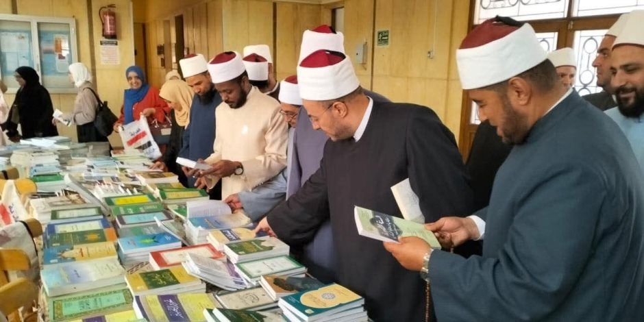 المجلس الأعلى للشئون الإسلامية يقدم عرضًا تربويًّا بجناح معرض الكتاب