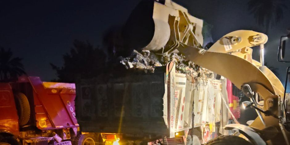 محافظة الجيزة ترفع 500 طن مخلفات من شارع الشباب بحي الهرم