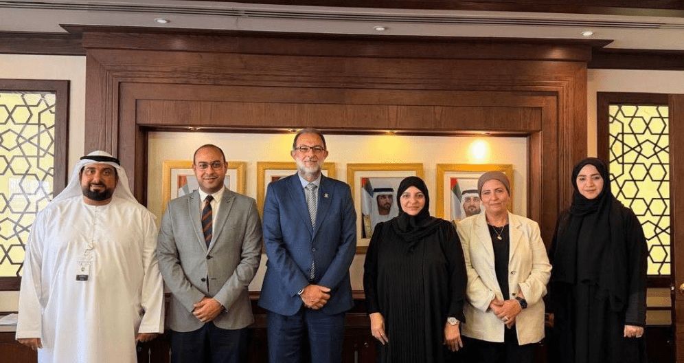 سلامة الغذاء تبحث مع قيادات بلدية دبي آليات تسجيل المنشآت الغذائية ونظام القوائم البيضاء