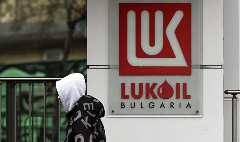 لوك أويل الروسية توافق على بيع أصولها الدولية إلى كارلايل الأمريكية