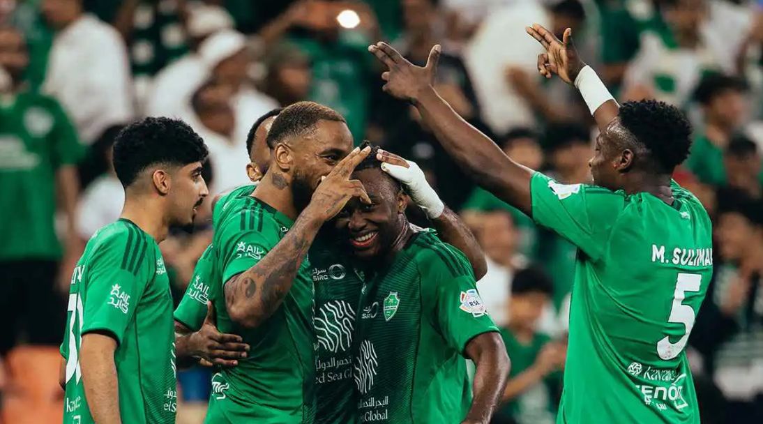 الأهلي السعودي يواصل الزحف نحو الصدارة برباعية نظيفة...