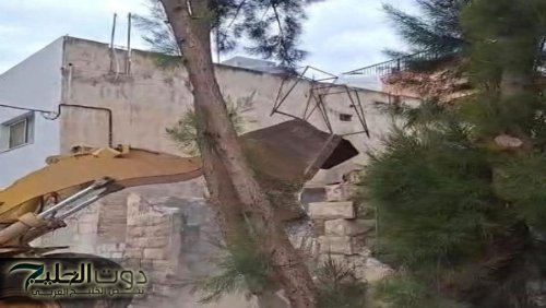 بلدية إربد تزيل بناء مهجورا آيلا للسقوط حفاظا على السلامة العامة