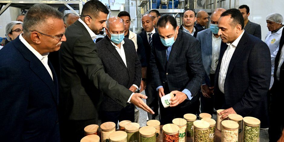 رئيس الوزراء يتفقد مصنع الشركة المتحدة لتجفيف الحاصلات الزراعية