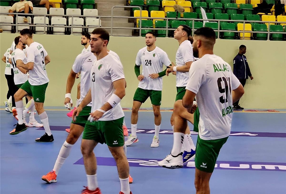 اطّلع على مجانًا الآن.. القنوات الناقلة لمباراة الجزائر ضد...