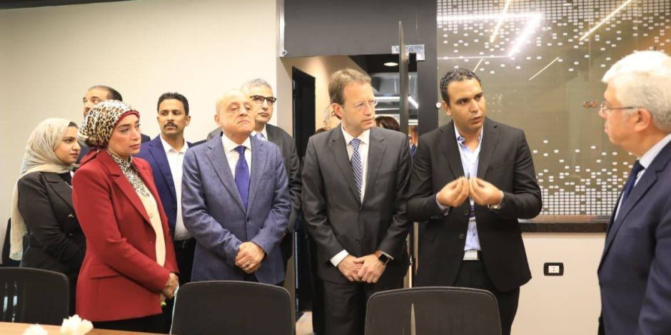 وزير التعليم العالي ومحافظ الأقصر وسفير إسبانيا ورئيس الجامعة يفتتحون مركز تمكين للإبداع والتكنولوجيا بجامعة الأقصر