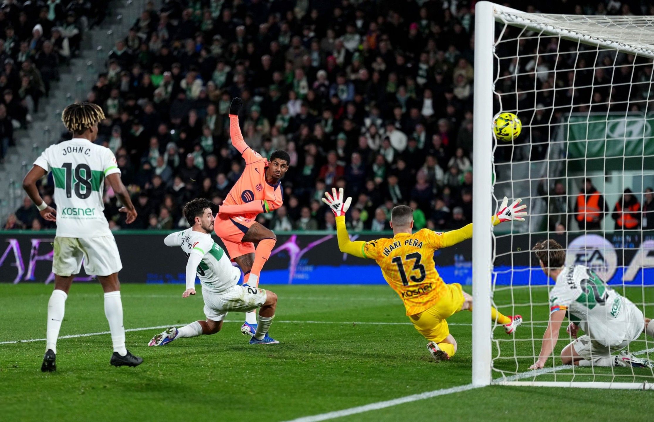 نتيجة مباراة برشلونة ضد التشي في الليجا.. الملخص...