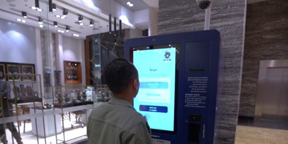 الداخلية تنشر ماكينات خدمة ذاتية بالمولات وتتيح استخراج رخص القيادة الدولية بمطار القاهرة (فيديو)