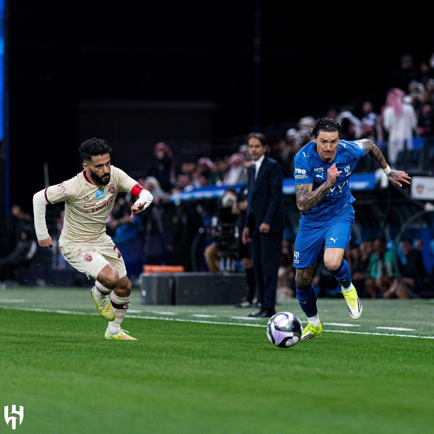 اطّلع على مجانًا.. القنوات الناقلة لمباراة الهلال ضد الأهلي...
