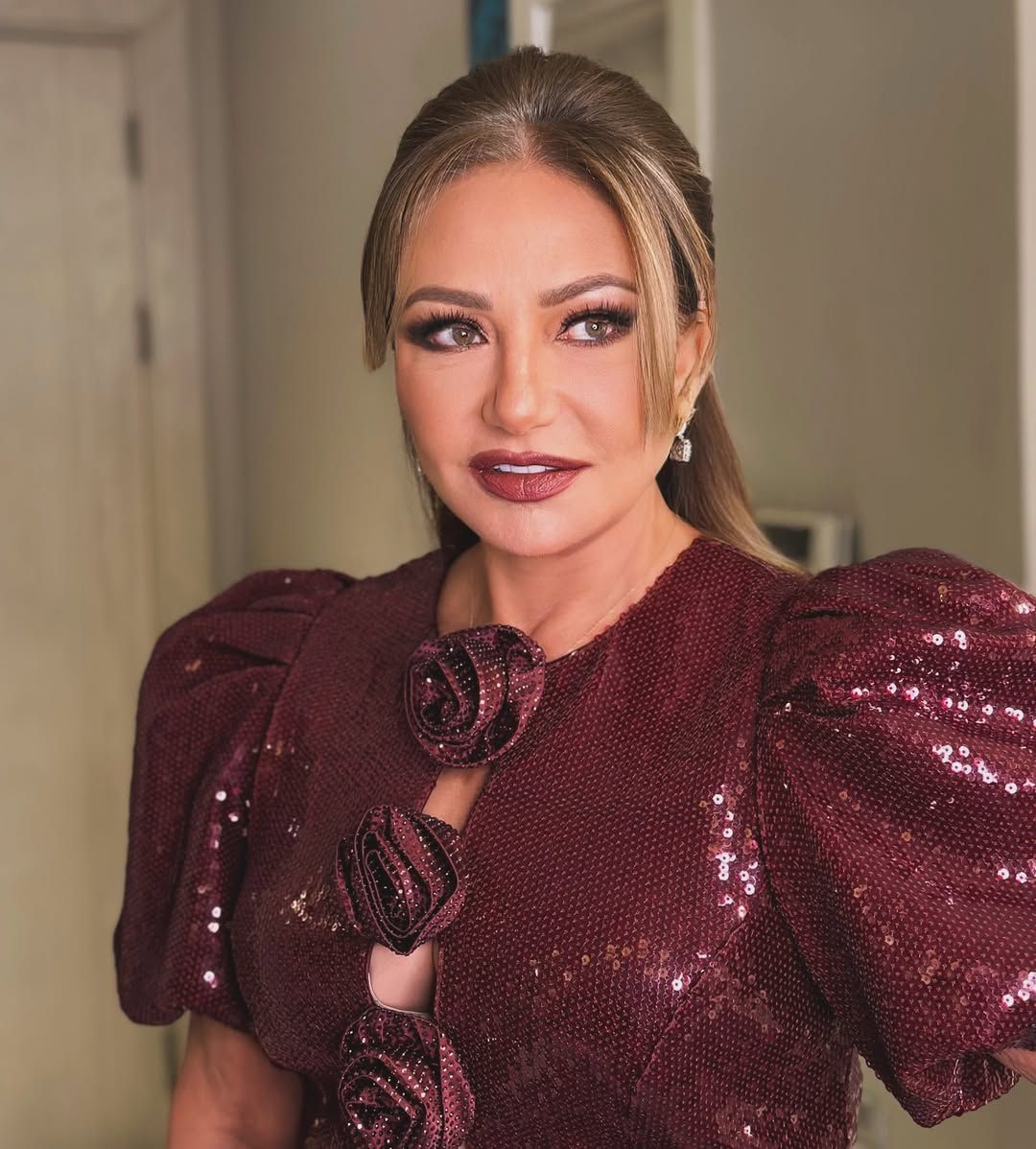 بينها الزبادي ومشروبات الديتوكس.. أطعمة تعتمدها النجمات في الحميات الغذائية