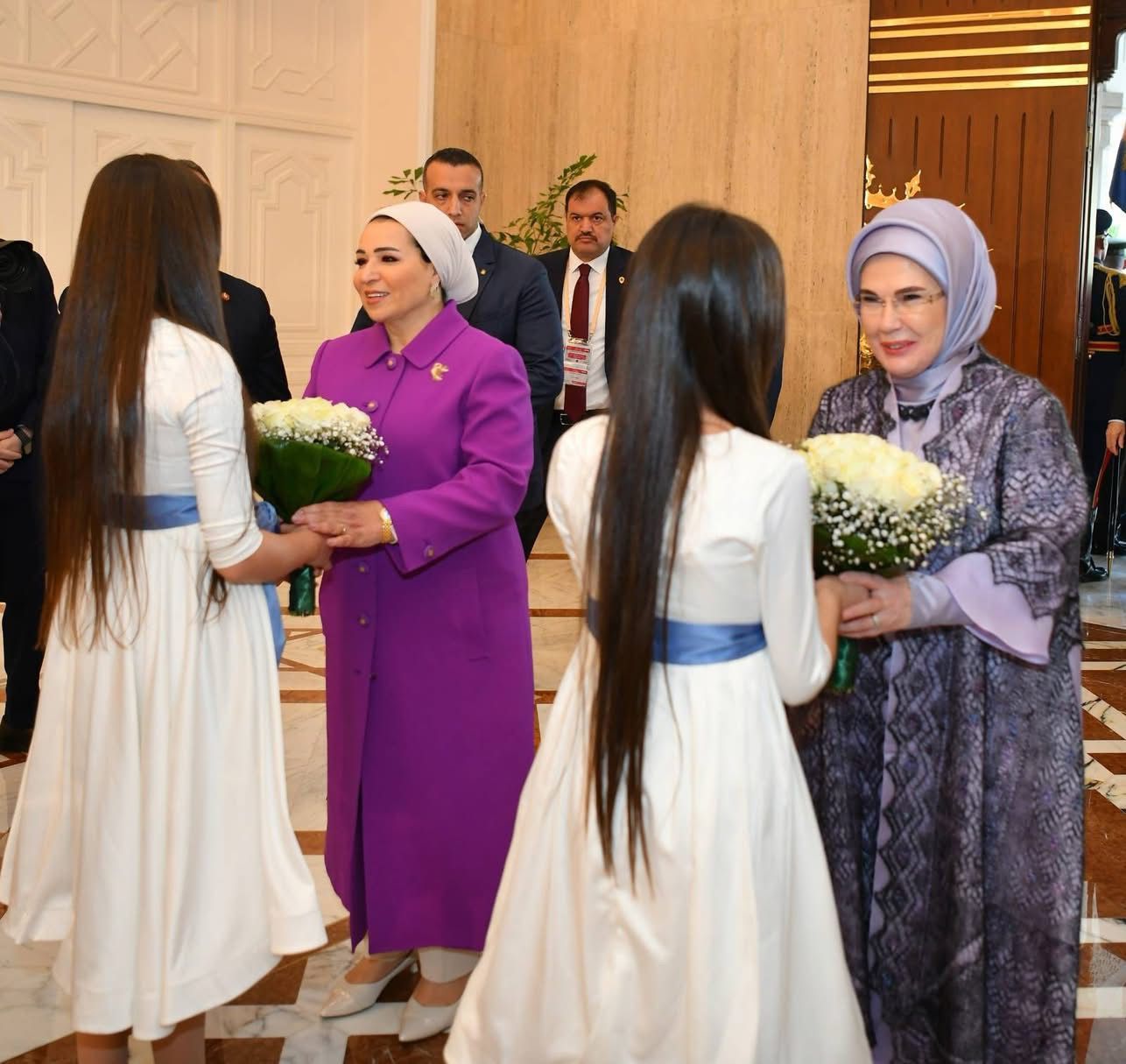 السيدة انتصار السيسى ترحب بزيارة قرينة الرئيس التركى لمصر.. صور