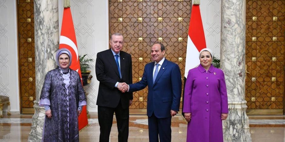 السيدة انتصار السيسى ترحب بزيارة قرينة الرئيس التركى لمصر.. صور