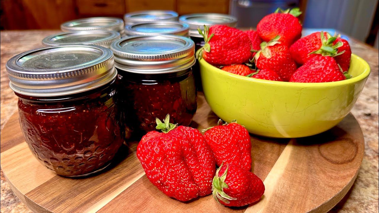في موسمها المثالي.. اعرف طريقة عمل مربى الفراولة...