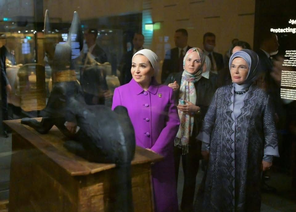 السيدة انتصار السيسى ترافق قرينة الرئيس التركى فى جولة بالمتحف المصرى الكبير.. صور