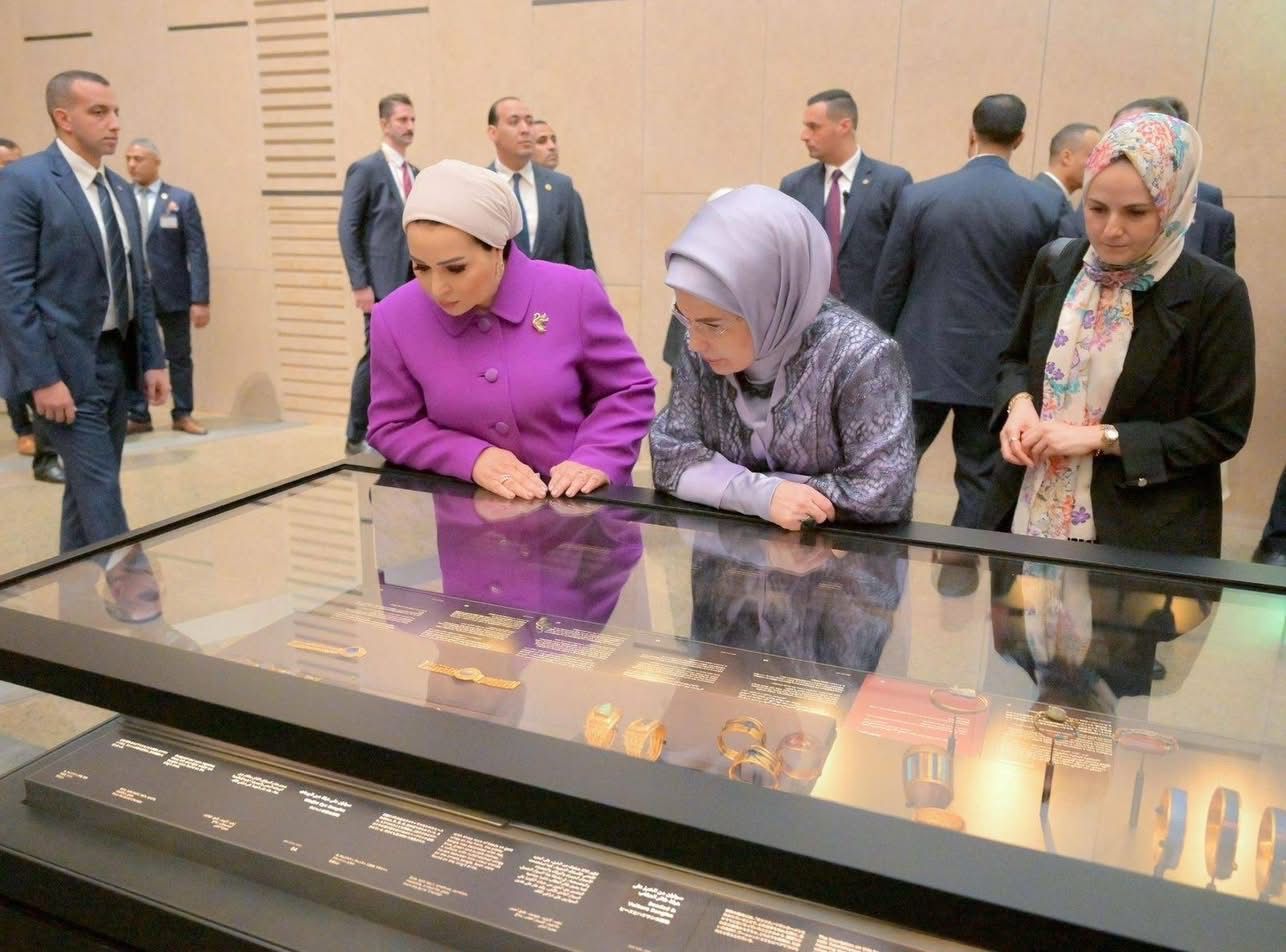 السيدة انتصار السيسى ترافق قرينة الرئيس التركى فى جولة بالمتحف المصرى الكبير.. صور