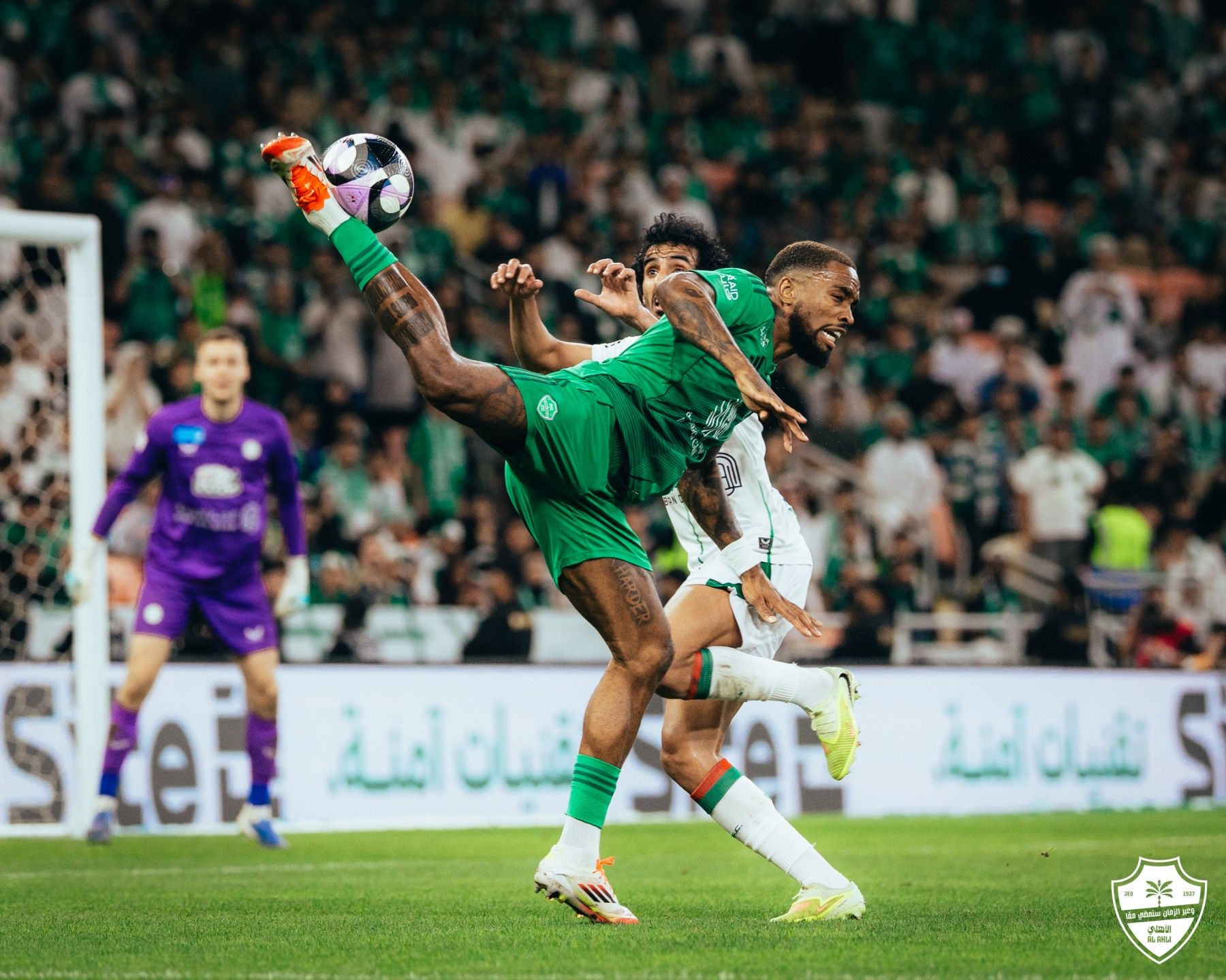 اطّلع على مجانًا.. القنوات الناقلة لمباراة الأهلي ضد الحزم...