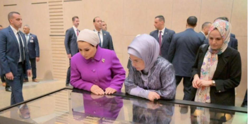 السيدة انتصار السيسى ترافق قرينة الرئيس التركى فى جولة بالمتحف المصرى الكبير.. صور