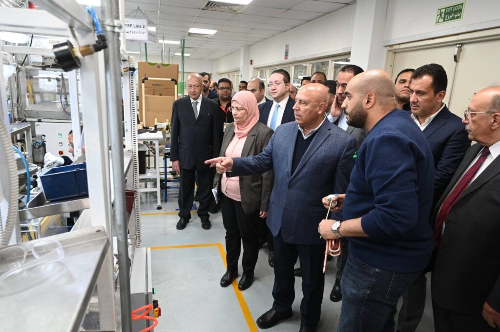 كامل الوزير: اتخاذ الإجراءات القانونية ضد أي منشأة بدون تراخيص واشتراطات صناعية