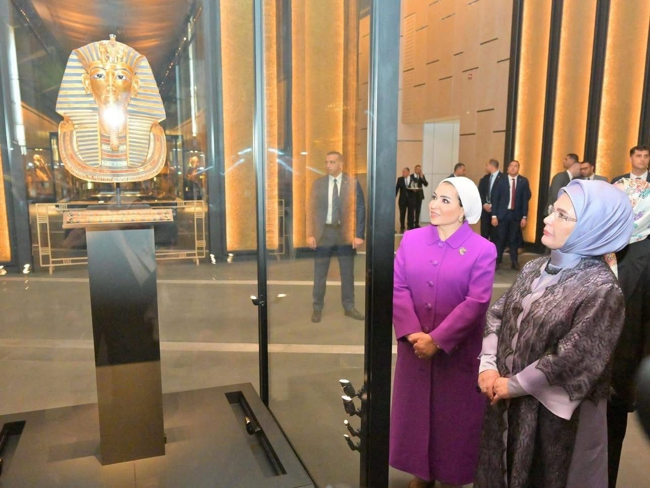 السيدة انتصار السيسى ترافق قرينة الرئيس التركى فى جولة بالمتحف المصرى الكبير.. صور