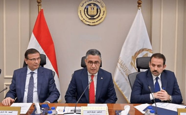 اتفاق ثلاثي لاستيراد دواجن مجمدة وطرحها بالمنافذ قبل رمضان لضبط الأسواق