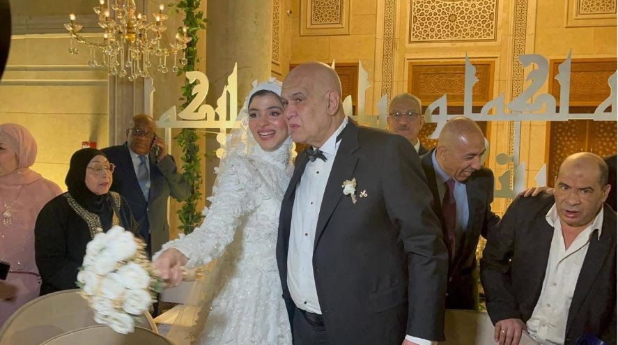 في لفتة إنسانية من وزارة الداخلية.. الصحفي محمد سعد خطاب يشارك ابنته فرحتها وسط إشادات حقوقية (صور)