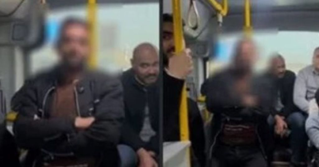 هل خرج شاب الأتوبيس براءة؟ محامي المتهم يوضح...