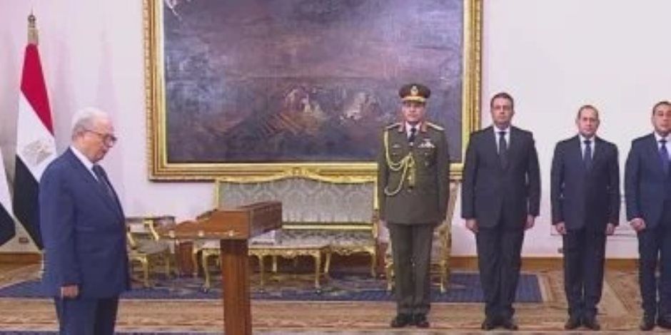 حسين عيسى يؤدى اليمين الدستورية نائبا لرئيس مجلس الوزراء للشئون الاقتصادية