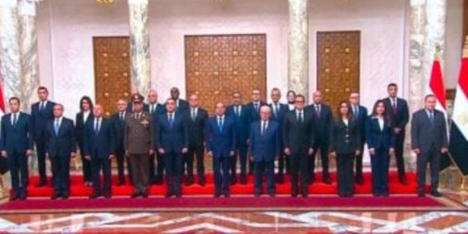 الرئيس السيسى يلتقط صورة تذكارية مع الحكومة المصرية الجديدة