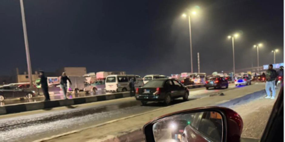 تكدس مرورى بدائري المريوطية بسبب بقع زيت على الطريق.. صور