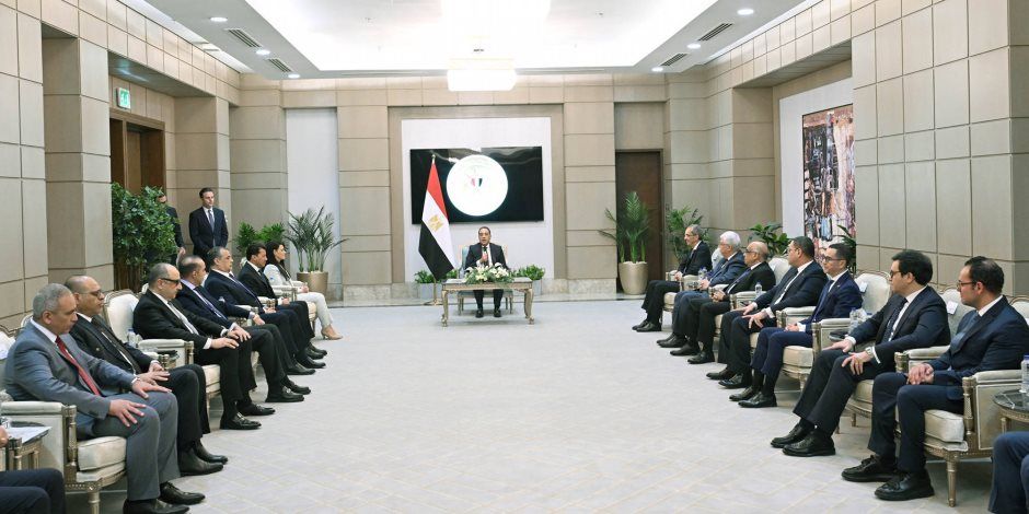 بحضور الوزراء الجُدد: رئيس الوزراء يُكرم الوزراء السابقين .. ويؤكد: نستكمل ما بناه السابقون .. وهدفنا جميعًا خدمة المواطن