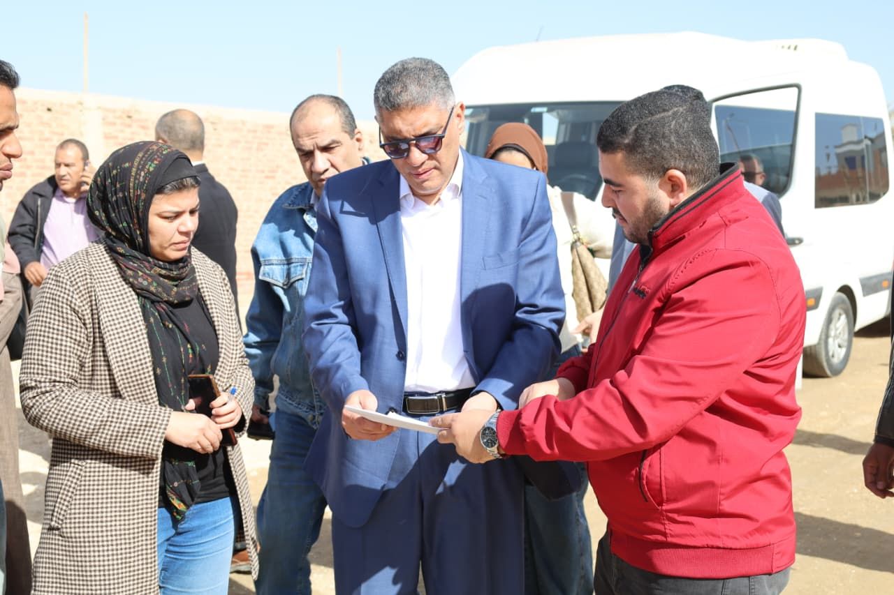 محافظ الجيزة يتفقد أعمال تطوير ورصف طرق المنطقة الصناعية والاستثمارية بأبو رواش