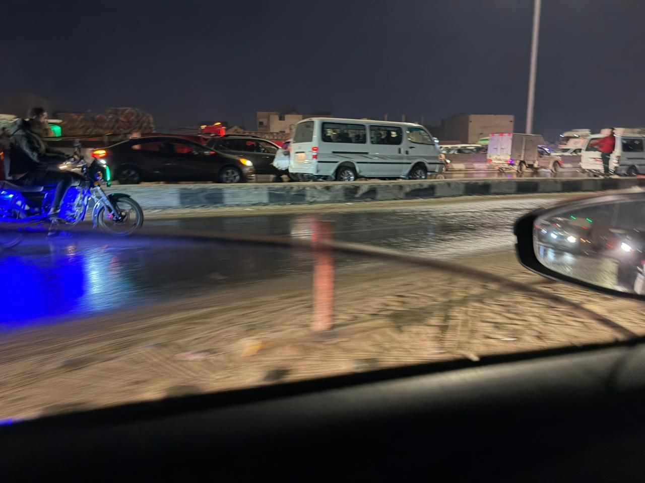 تكدس مرورى بدائري المريوطية بسبب بقع زيت على الطريق.. صور