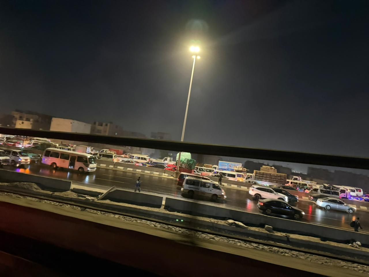 تكدس مرورى بدائري المريوطية بسبب بقع زيت على الطريق.. صور