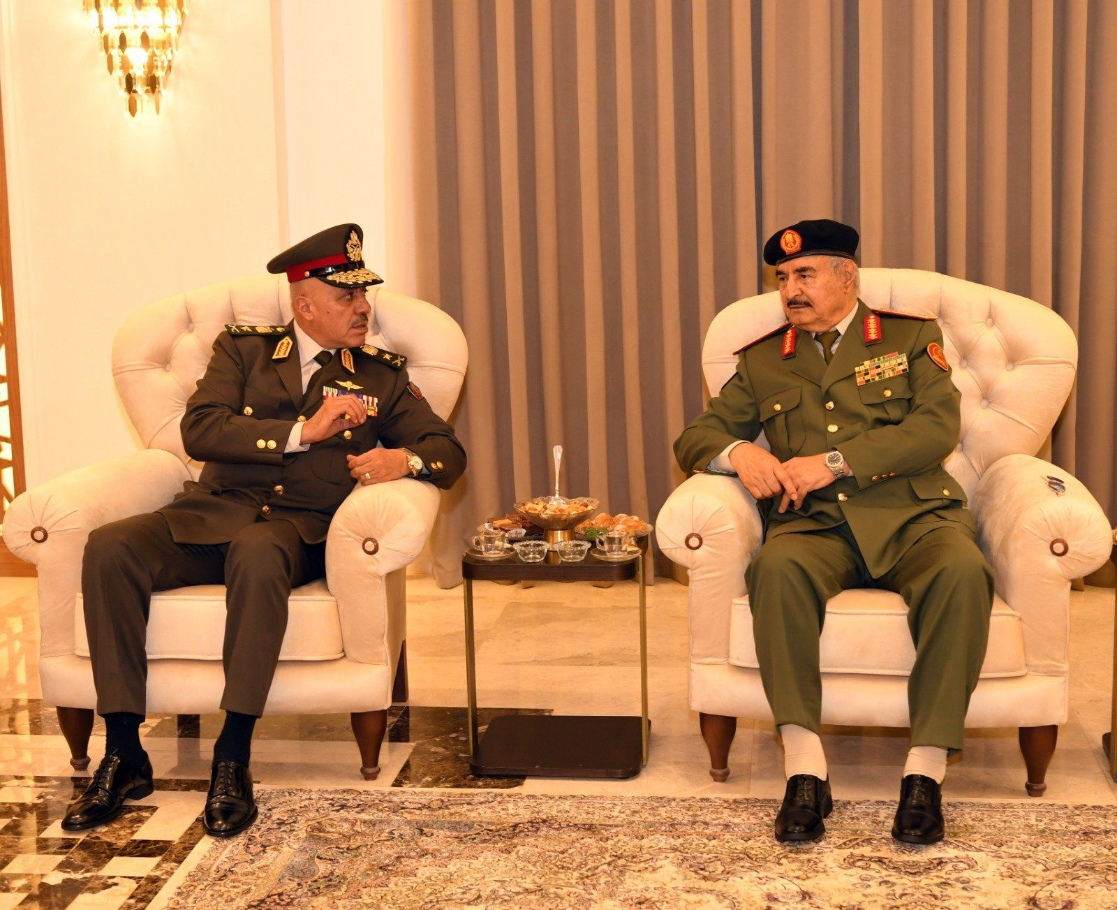 الفريق أحمد خليفة يعود إلى أرض الوطن عقب انتهاء زيارته الرسمية لدولة ليبيا