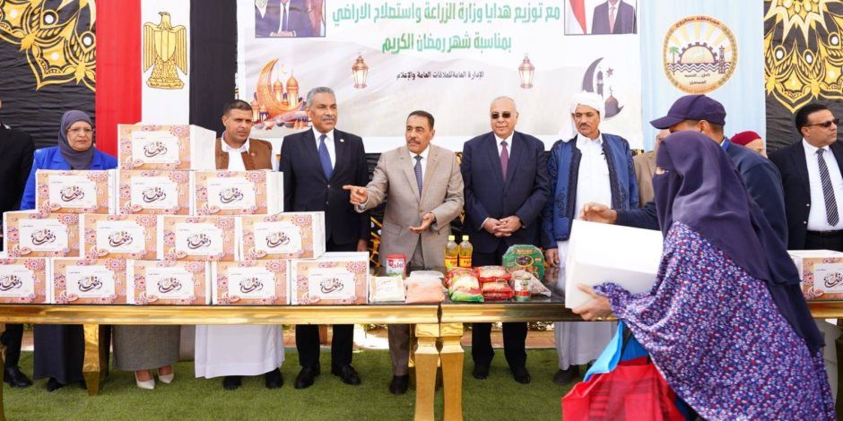 "الزراعة" تدعم الأسر الأولى بالرعاية بمطروح بـ2000 كرتونة مواد غذائية هدية بمناسبة شهر رمضان