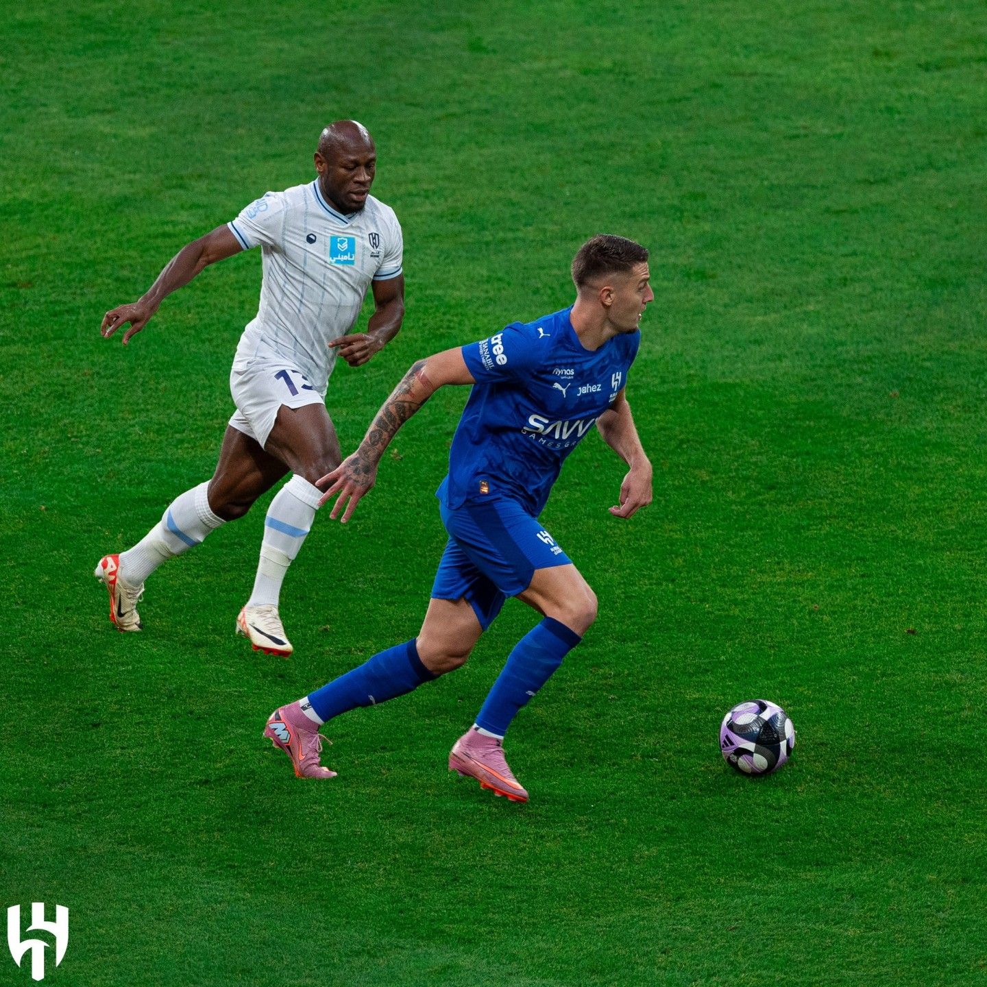 صاحب الحنجرة الذهبية.. معلق مباراة الهلال ضد الاتفاق...