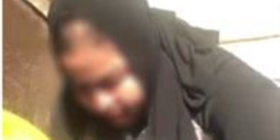 السيطرة على سيدة حاولت القفز هي وابنتها من أعلى عقار في الشرابية (صور)