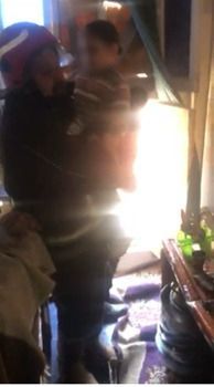 السيطرة على سيدة حاولت القفز هي وابنتها من أعلى عقار في الشرابية (صور)