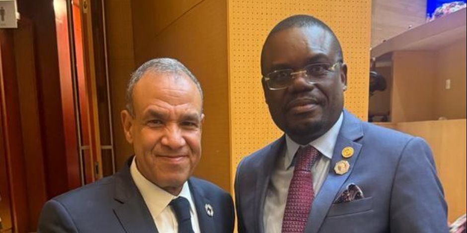 وزير الخارجية يلتقي مدير المركز الأفريقي لمكافحة الأمراض والأوبئة والوقاية منها على هامش قمة الاتحاد الأفريقي