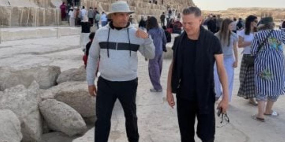 الفنان العالمى براين آدمز وأسرته يزورون منطقة أهرامات الجيزة