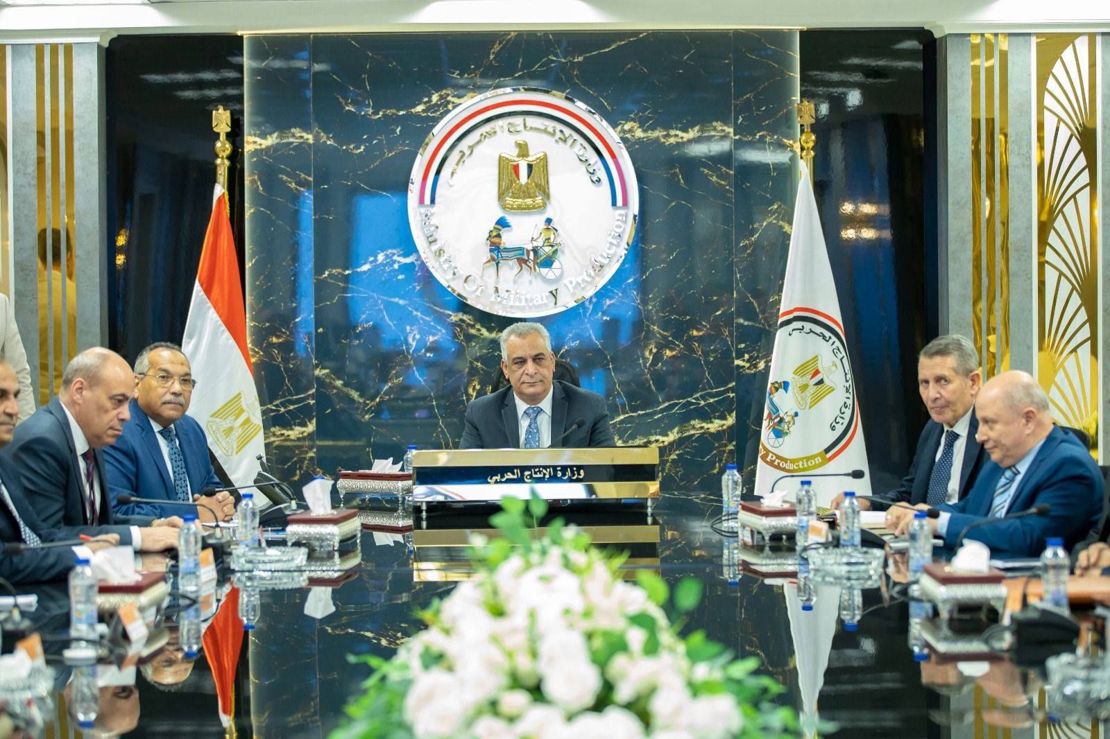 وزير الإنتاج الحربي يجتمع برؤساء مجالس إدارات الشركات التابعة لوضع خطط العمل بالفترة المقبلة