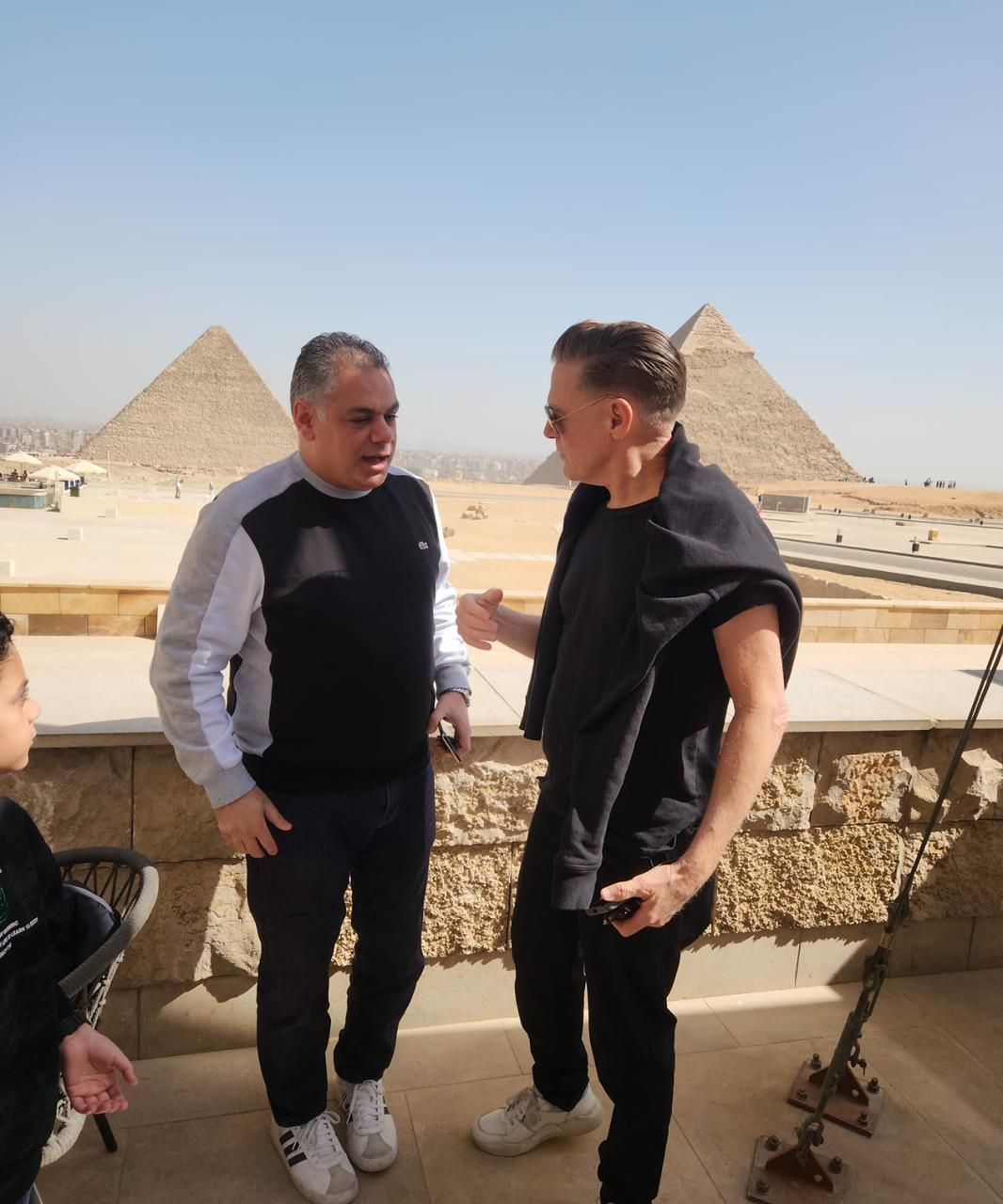الفنان العالمى براين آدمز وأسرته يزورون منطقة أهرامات الجيزة